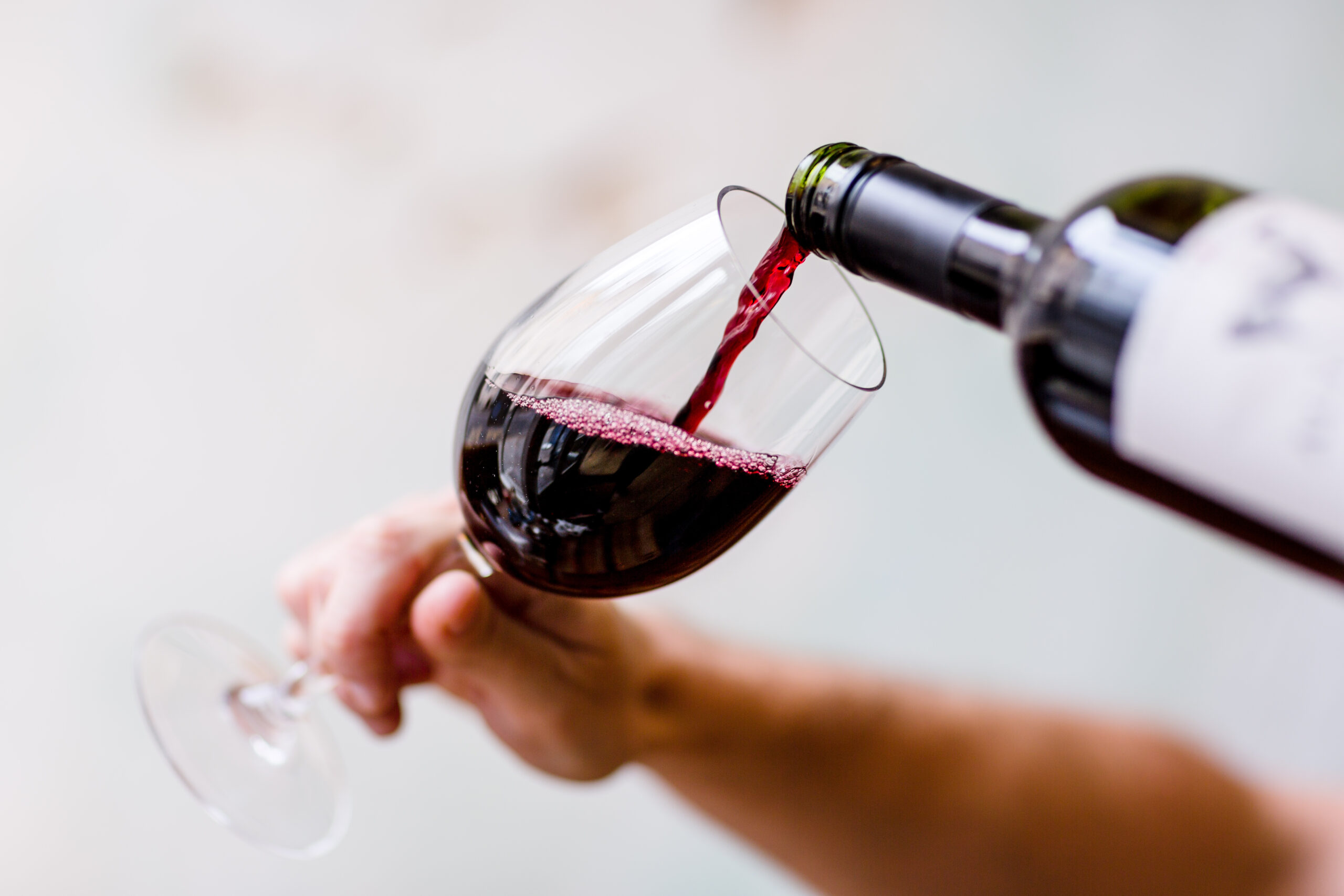600.000 galões de vinho tinto derramados pelas ruas de Portugal